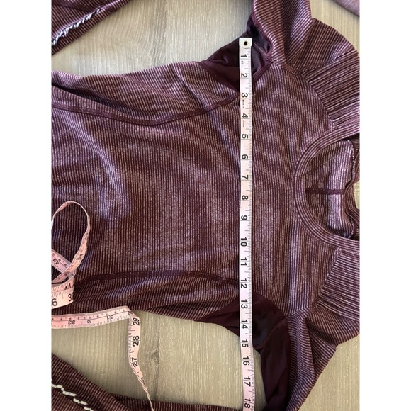 Lululemon Athletica Sz 4 Striped Long Sleeve Thumbhole Zip Pocket Workout Top - Picture 6 of 8
